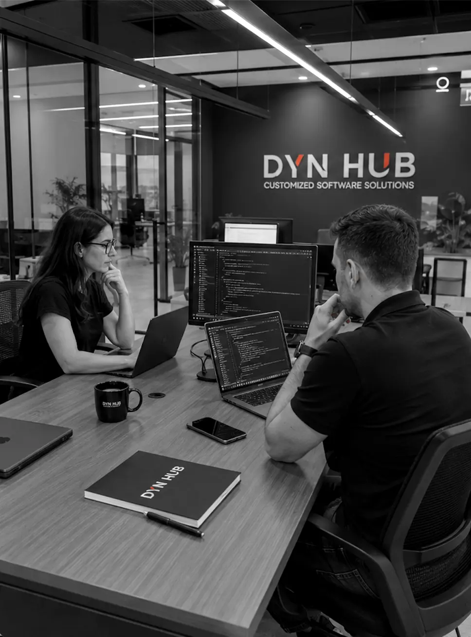 Desarrolladores de DYN HUB trabajando en un proyecto